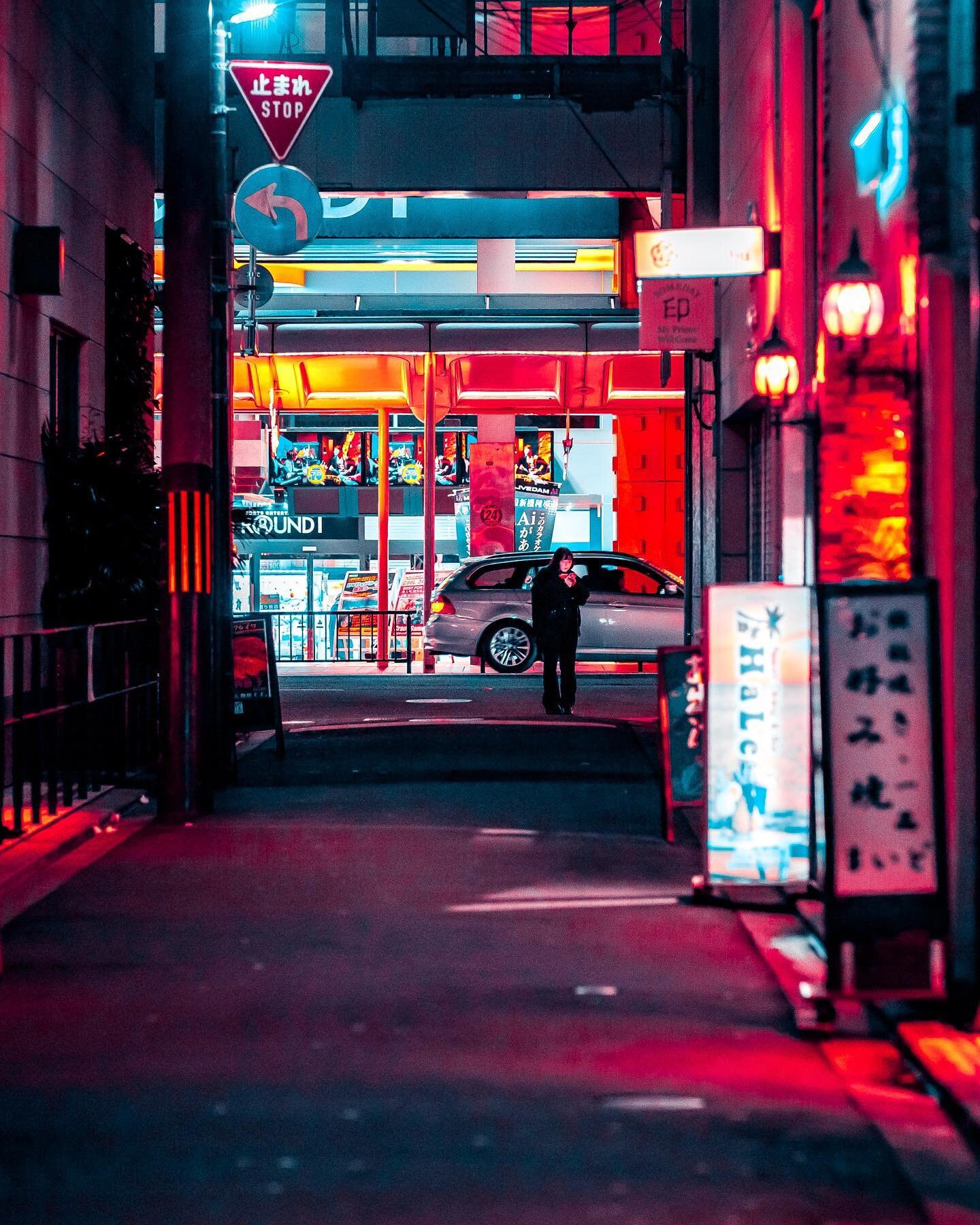 Kyoto, Japan.
Evening vibe.

Currently the city I miss the most since covid. I can&rsquo;t wait to go back there, it&rsquo;s one of those places where you will feel home even if you are very far from it. 
It took me a couple of years to get it done b