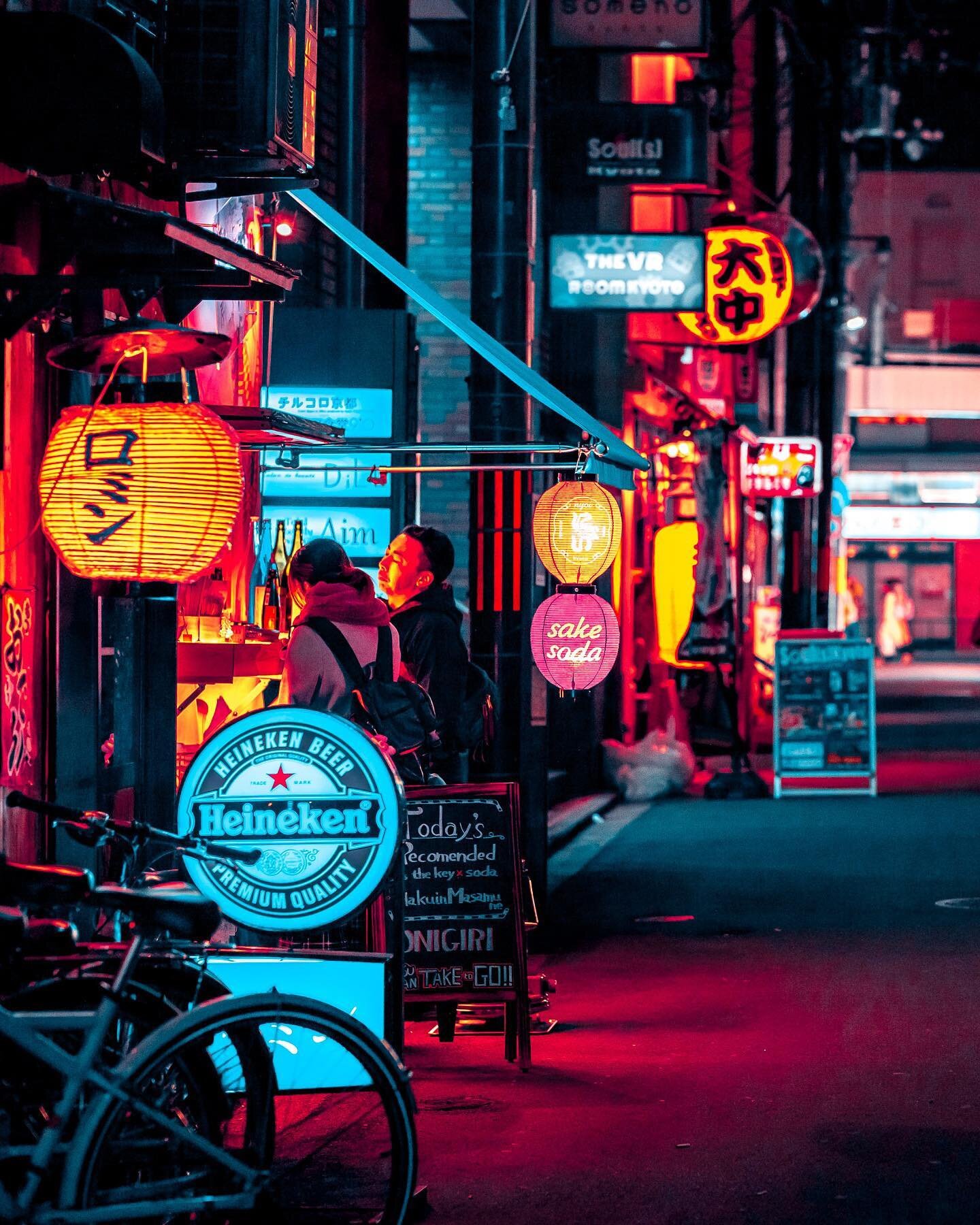 Kyoto, Japan.
Evening vibe.

Currently the city I miss the most since covid. I can&rsquo;t wait to go back there, it&rsquo;s one of those places where you will feel home even if you are very far from it. 
It took me a couple of years to get it done b